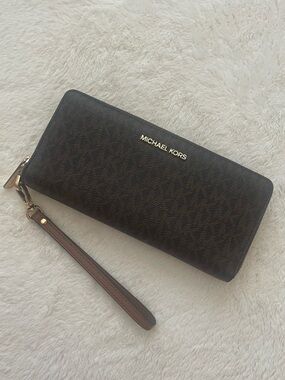 Micheal Kors Large Logo Continental Wallet Brown Black Classic Neutral Preppy